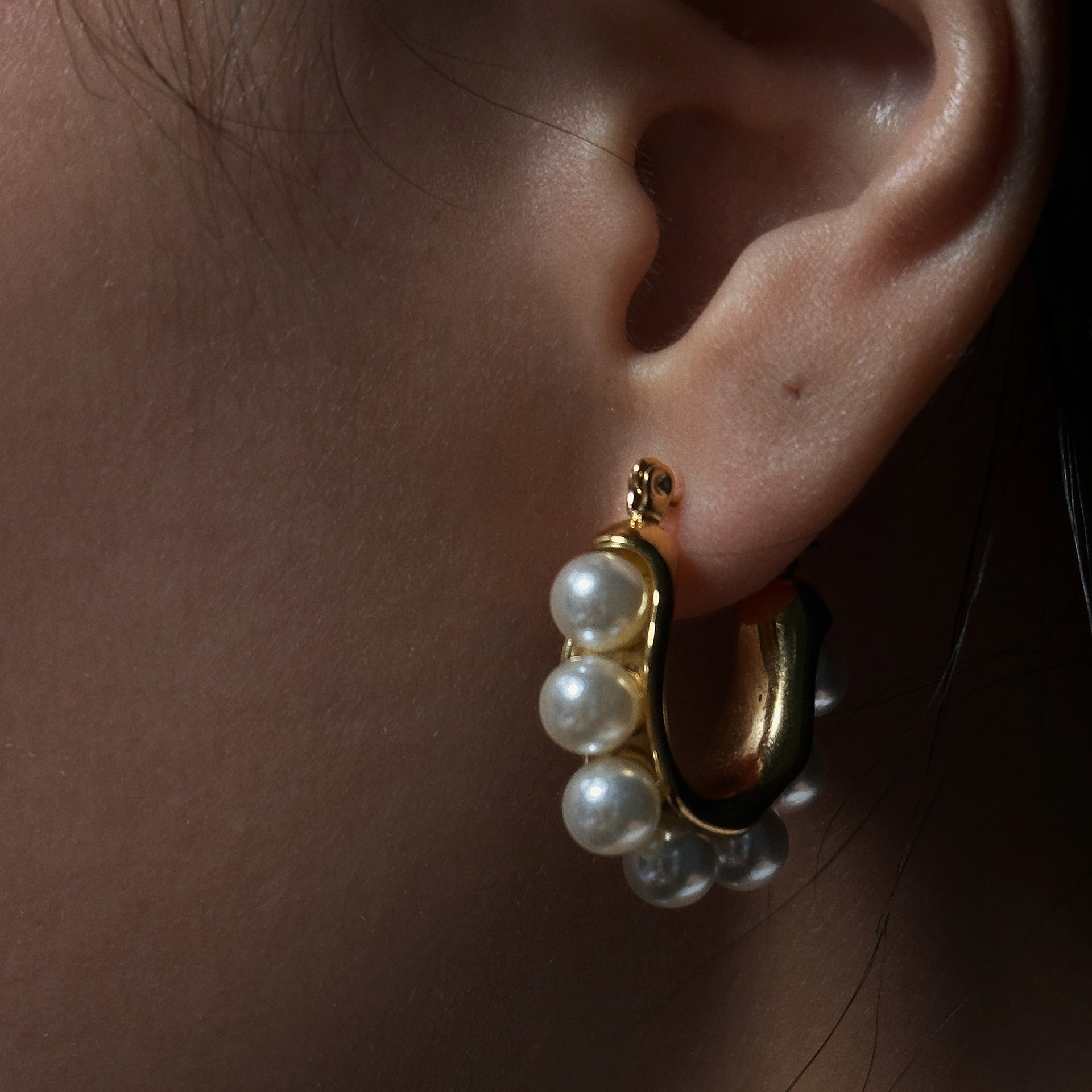1 pair simple style u shape plating inlay stainless steel artificial pearls 14k gold plated ear studs By Trendy Jewels